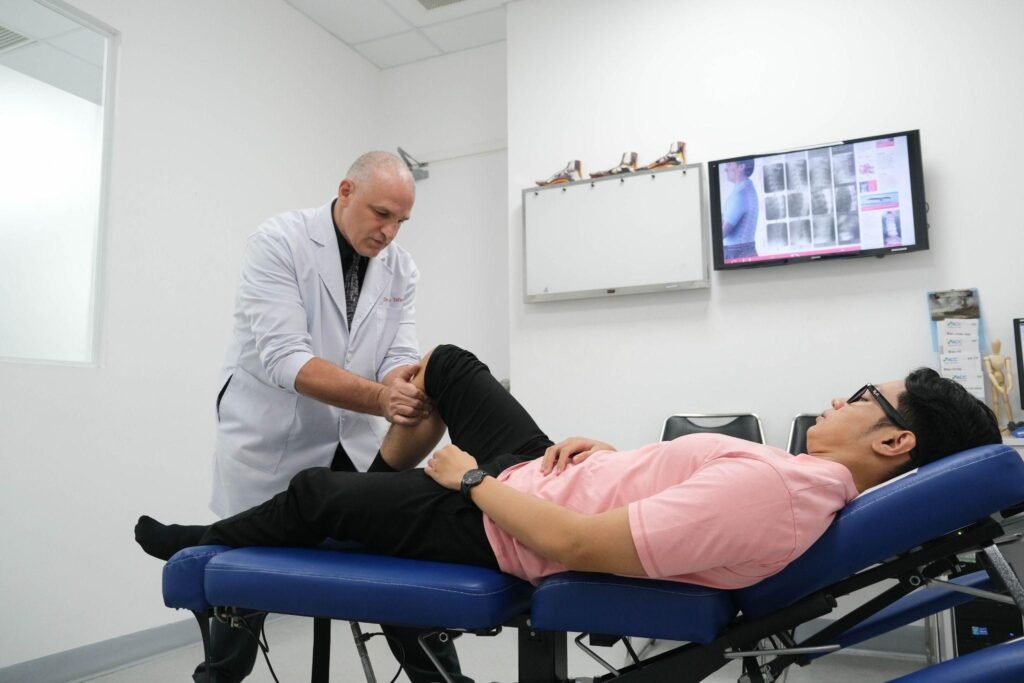 Dolore al ginocchio senza trauma: cause, sintomi e cosa fare