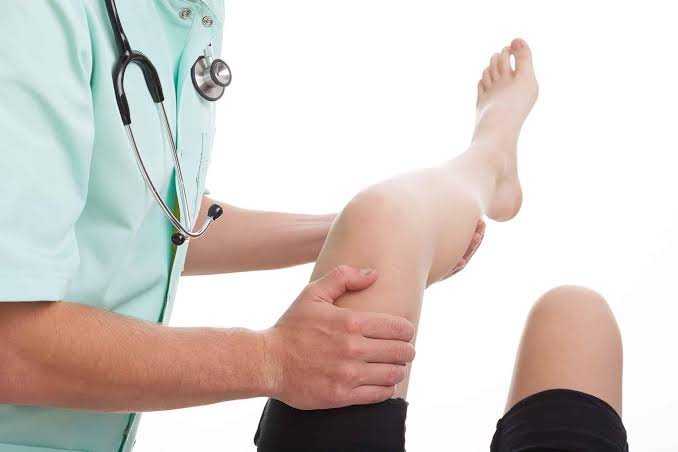 Dolore al ginocchio senza trauma: cause, sintomi e cosa fare